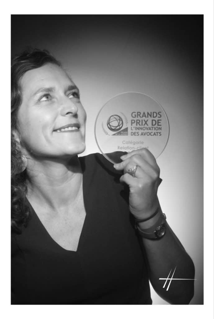 Grand prix de l'innovation des avocats Anne Dault Anne Dault photo studio Harcourt avec trophée du Grand prix de l'innovation des avocats